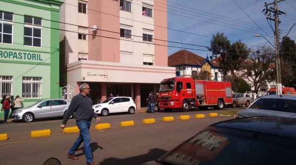 Bombeiros combatem incêndio no Centro de Cruz Alta