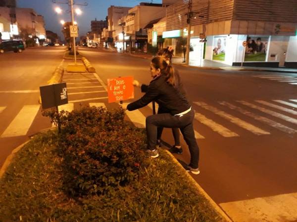 Placas com mensagens motivacionais são fixadas no Centro de T. de Maio