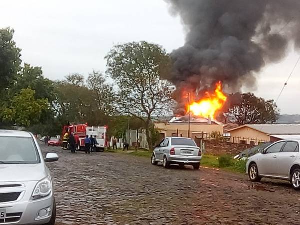 VÍDEO: Incêndio consome residência em Santo Ângelo