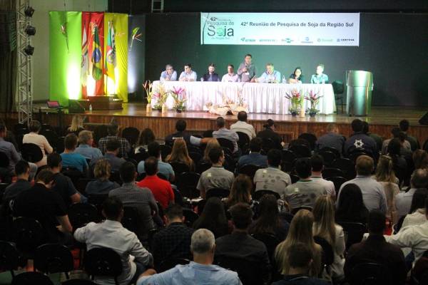 Pesquisadores discutiram o futuro da cultura da soja na Setrem