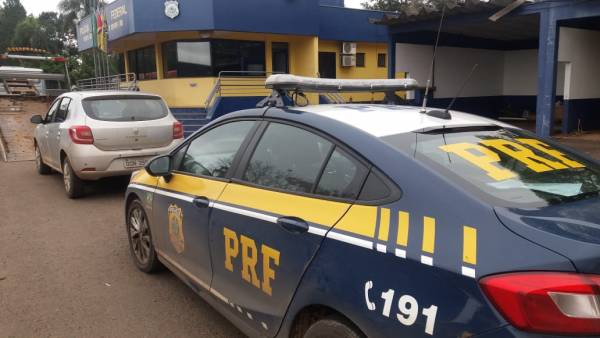 PRF recupera carro furtado na BR 158 em Cruz Alta