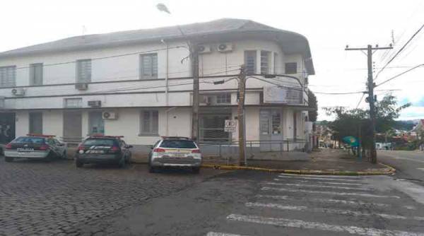 Esposa descobre amante e atinge marido com facada no peito, em Soledade