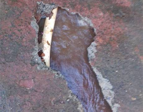 VÍDEO: moradores do bairro Pro Morar reclamam de cano de água estourado a quatro dias 