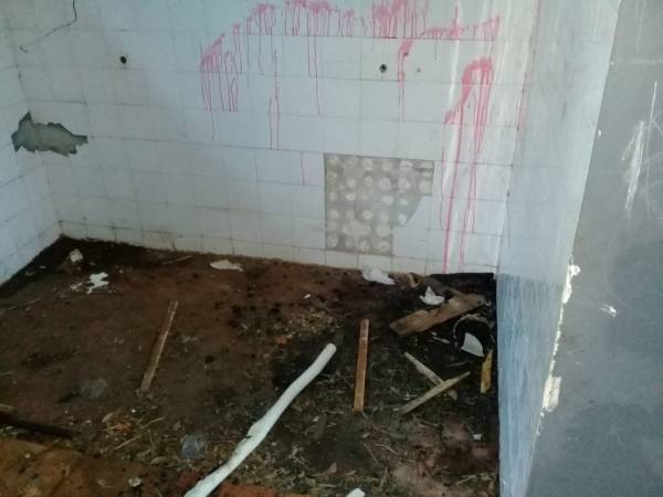 Vândalos danificam banheiros da quadra da Cohab