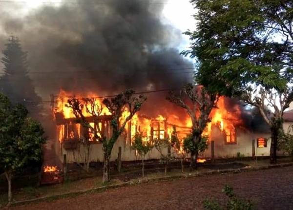 Idoso morre carbonizado após incêndio consumir residência em Cerro Largo