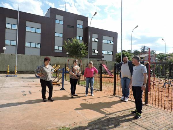 Eliane Fischer visita praças e quadras que receberão reparos