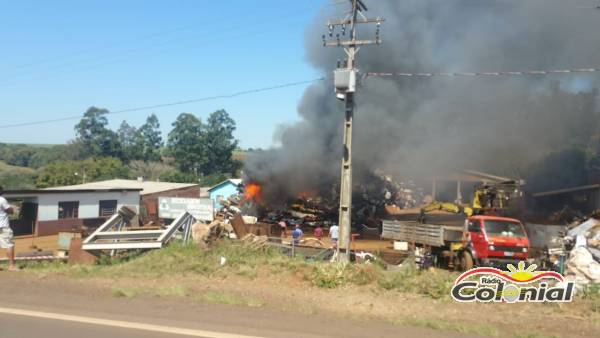 VÍDEO; incêndio de grandes proporções atinge empresa de ferro velho em Santa Rosa