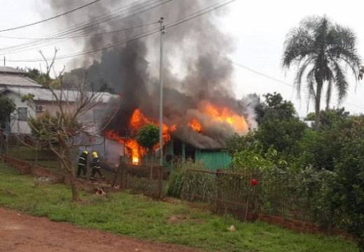 Casa é consumida por incêndio em Três Passos