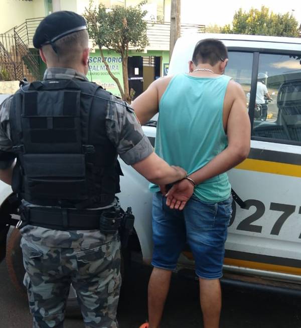 Jovem é preso pela Brigada Militar transportando entorpecentes em carro, em Santa Rosa