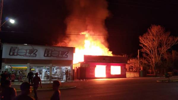 VÍDEO: incêndio destrói residência no centro de Coronel Bicaco