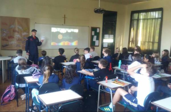 Corpo de Bombeiros de Três de Maio desenvolve o projeto Bombeiros na Escola