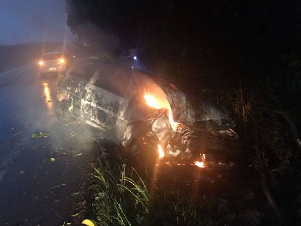 Veículo é destruído pelo fogo na RS 330 em Miraguaí 