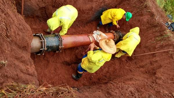 Equipe da CORSAN está concluindo conserto de vazamento na adutora, em Três de Maio