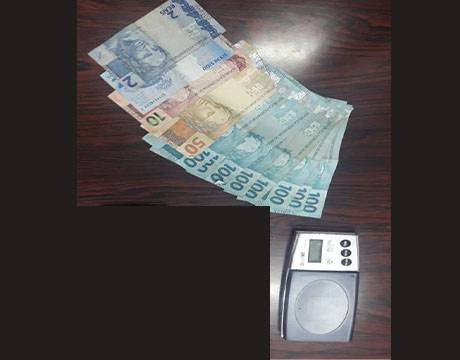 Homens são detidos pela BM por suspeitas de entrega de drogas na Pro-Morar, em Três de Maio