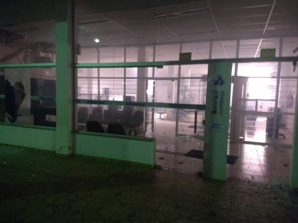 Bandidos explodem agência bancária em Miraguaí