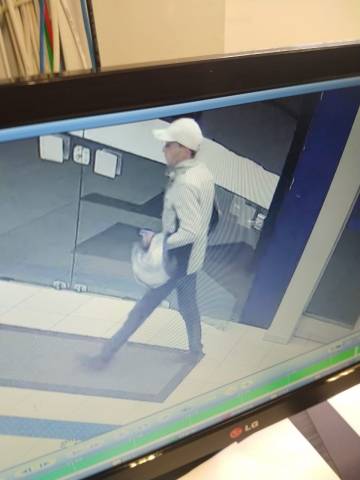 Assaltante rouba bolsa de pedestre e tira dinheiro da conta da vítima, em Passo Fundo