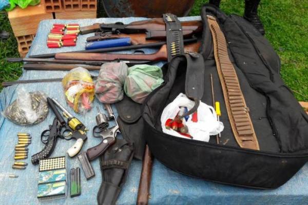 Armas guardadas dentro de capa de violão são apreendidas em Santa Catarina