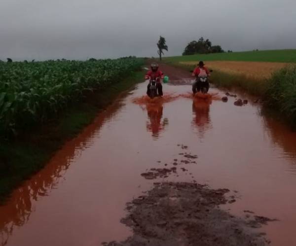 Em dias de chuvas lago se forma na estrada de Bom Conselho, interior de Três de Maio