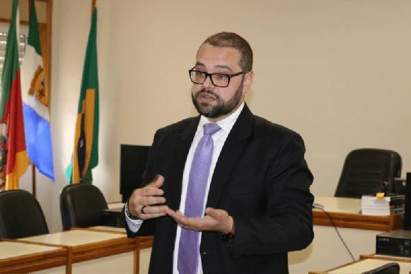 Mesmo com restrição eleitoral, juiz do RS decreta prisão por violência doméstica