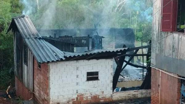 Casa é consumida por incêndio no Centro de Santa Rosa