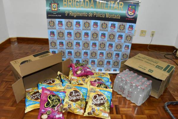 Funcionários furtam 15 pacotes de bombons e fardo de bebida de empresa, em Santiago