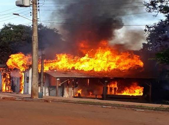 Incêndio destrói imóvel com mais de 80 anos em Dr. Mauricio Cardoso