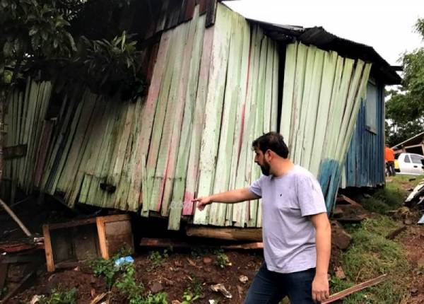Casa fica parcialmente destruída após deslisamento provocado pelas chuvas, em Santo Ângelo