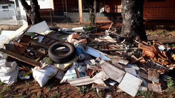 Morador denúncia formação de lixão em via publica de Três de Maio