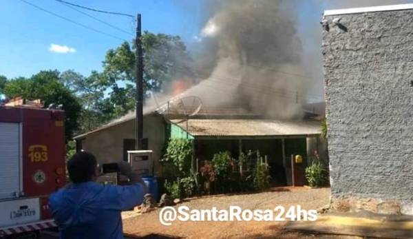 Corpo de Bombeiros combatem incêndio em Santa Rosa