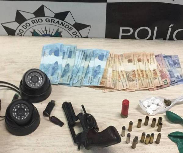 Casal é preso por tráfico de drogas e posse ilegal de arma de fogo em Ijuí