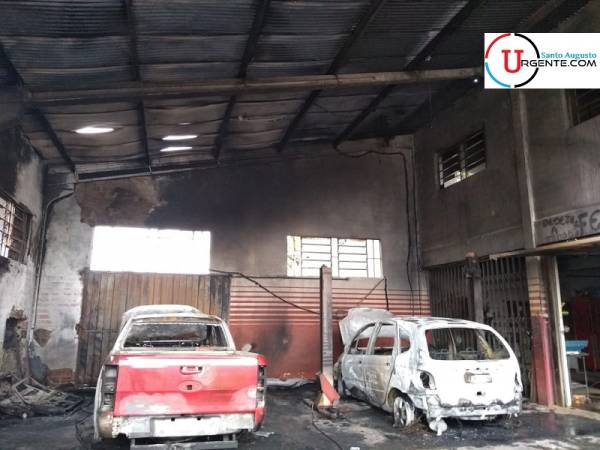 Incêndio de grandes proporções atinge Vesal Veículos na madrugada em Santo Augusto