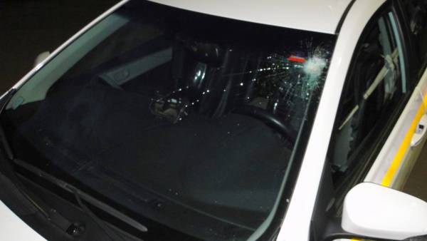Resistência à abordagem policial resulta em feridos, presos e viaturas danificadas em Santiago