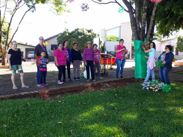 Praça do bairro São Francisco recebe decoração Natalina