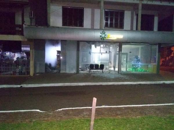 Criminosos atacam agências bancárias em Redentora