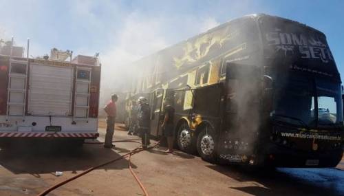 Ônibus da Banda Som Sete pega fogo em Cascavel
