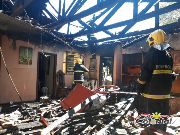 Casa é parcialmente destruída por incêndio no Centro de Três de Maio