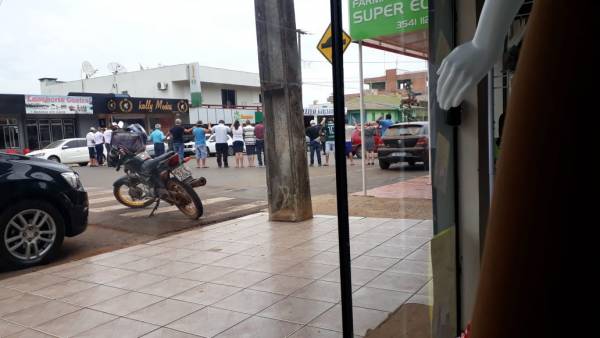 Ladrões atacam bancos, obrigam moradores a formar cordão humano e fogem com reféns