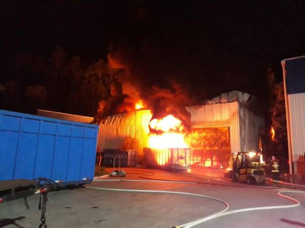 Incêndio de grandes proporções em depósito da Plastiweber, em Feliz