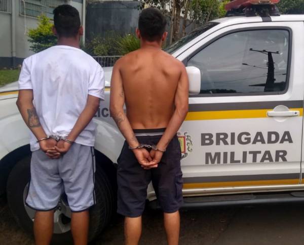 Brigada Militar prende homens que escondiam entorpecentes na praça, em Santa Rosa 