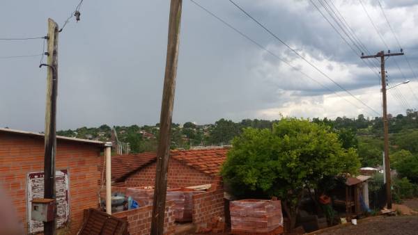 Moradores do bairro Guaíra pedem providência com poste que está por cair, na rua Bela Vista