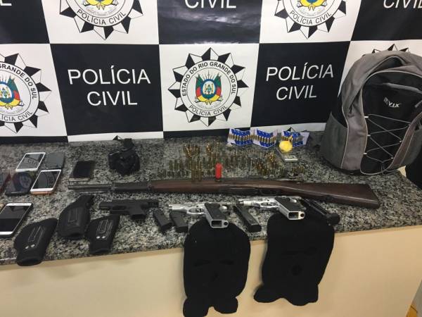 Policia Civil de Santo Ângelo prende homens com fuzil, pistolas, munições, drogas e toucas ninjas