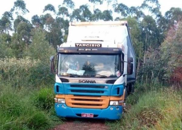Assaltantes fortemente armados roubam carga de caminhão das Lojas Becker