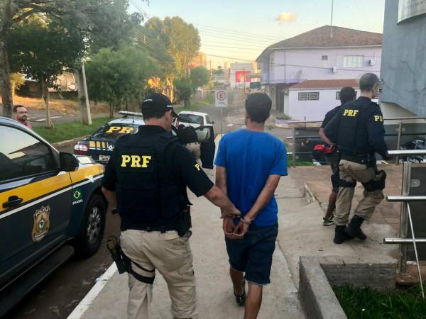 PRF prende foragido e mais 3 pessoas com dinheiro sem comprovação de procedência em Passo Fundo