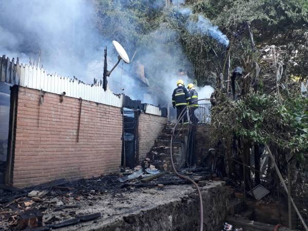 Veja vídeo de incêndio que destruiu uma casa em Porto Mauá