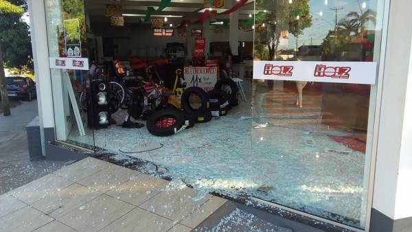 Ladrão furta em loja depois de quebrar a porta usando um automóvel, no Centro de Independência