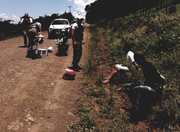 Brigada Militar prende dois homens com moto roubada em Alpestre
