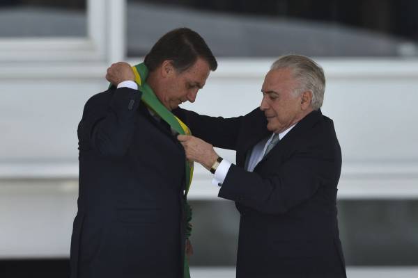 Após receber faixa, Bolsonaro defende fim de corrupção e de vantagens