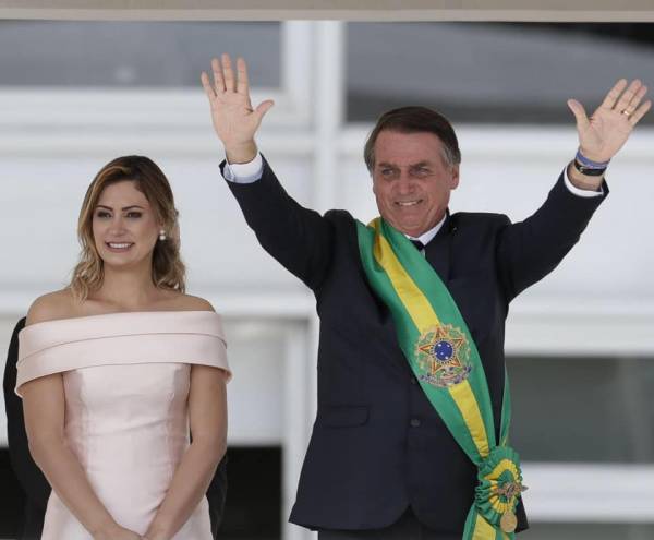 Bolsonaro assina decreto que fixa salário mínimo em R$ 998 em 2019