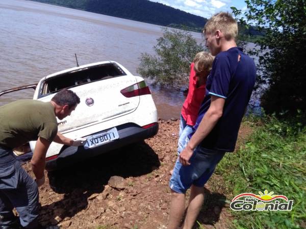 Polícia argentina localiza veículo brasileiro dentro do Rio Uruguai