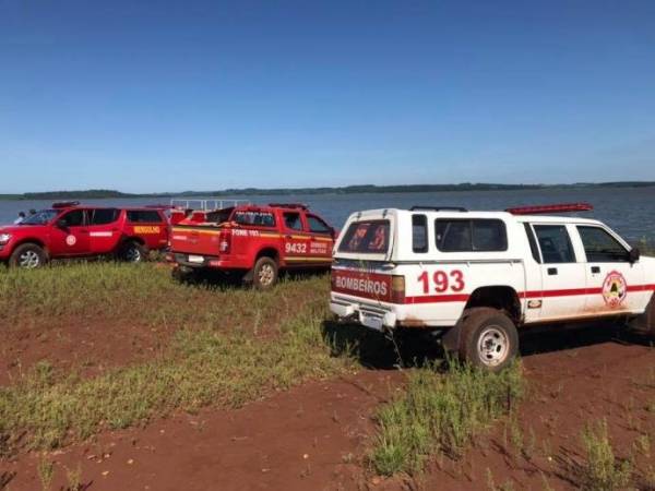 Bombeiros resgatam corpo de piloto de avião agrícola